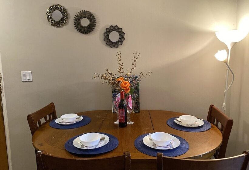 Kashaneh Hostel   25 Greenbriar