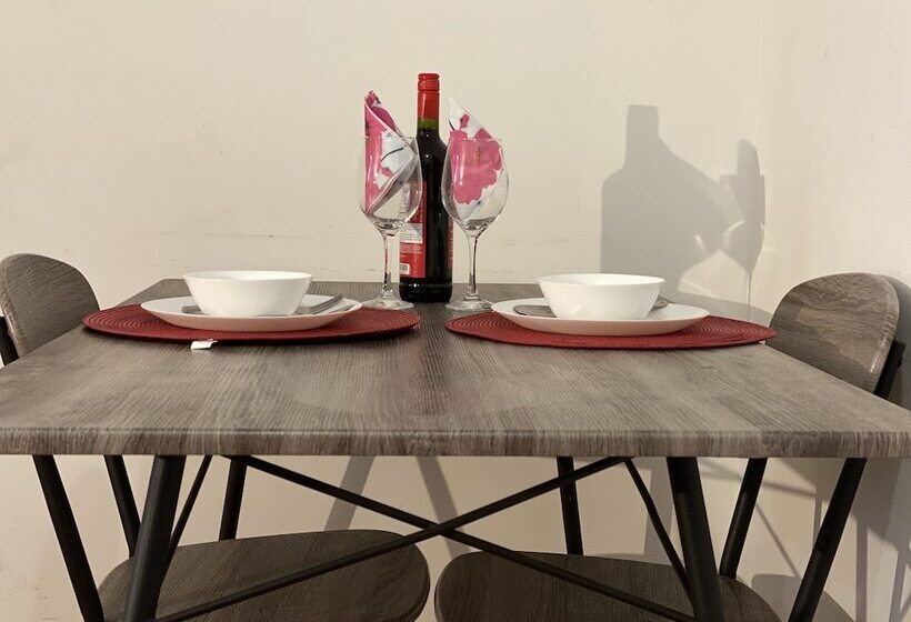 Kashaneh Hostel   25 Greenbriar