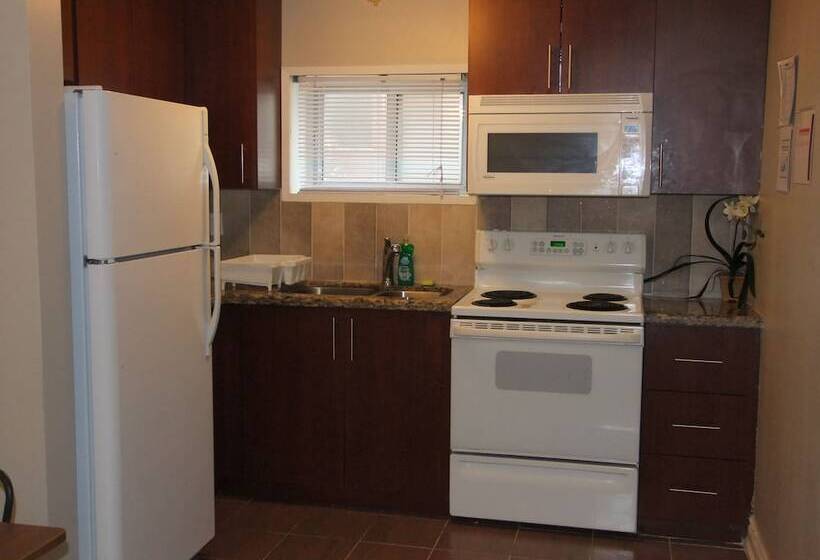 Kashaneh Hostel   25 Greenbriar