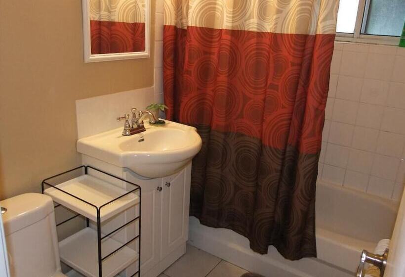 Kashaneh Hostel   25 Greenbriar