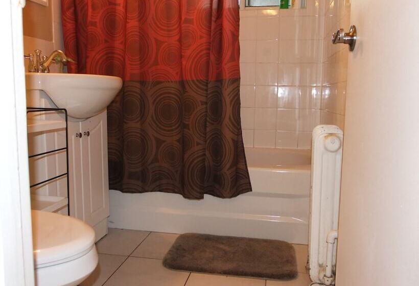 Kashaneh Hostel   25 Greenbriar