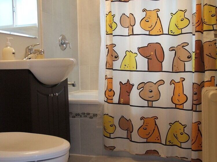 Kashaneh Hostel   25 Greenbriar