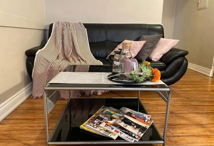 Kashaneh Hostel   25 Greenbriar