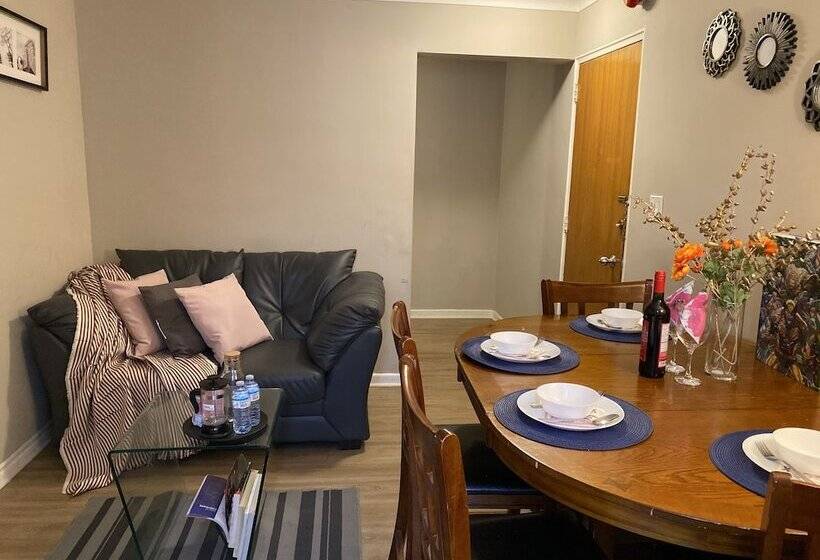 Kashaneh Hostel   25 Greenbriar