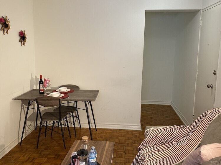 Kashaneh Hostel   25 Greenbriar