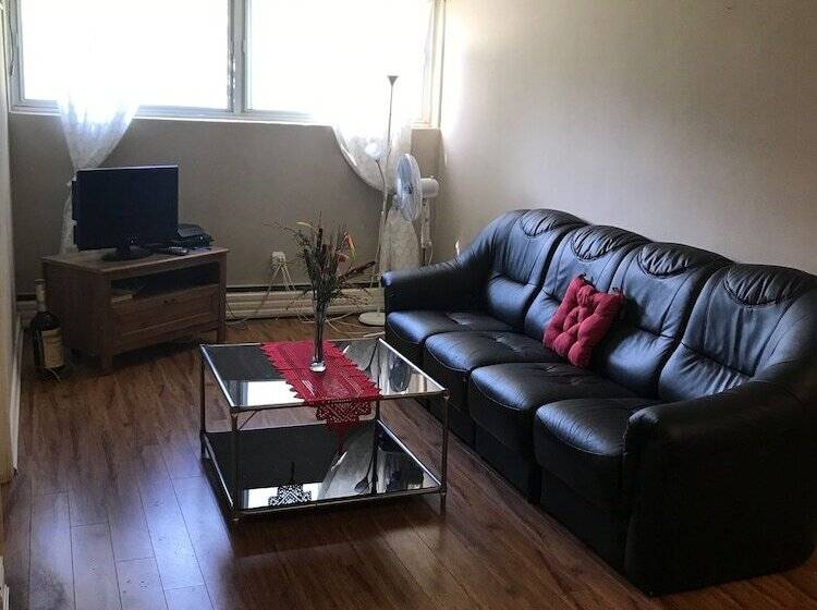 Kashaneh Hostel   25 Greenbriar