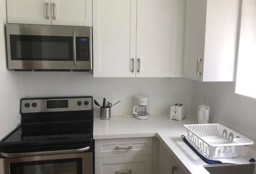 Kashaneh Hostel   25 Greenbriar