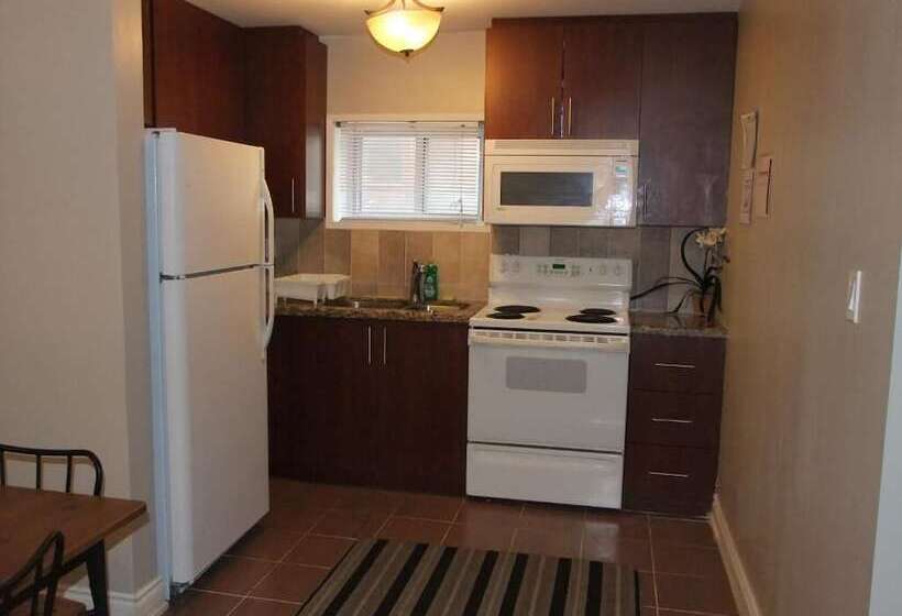 Kashaneh Hostel   25 Greenbriar