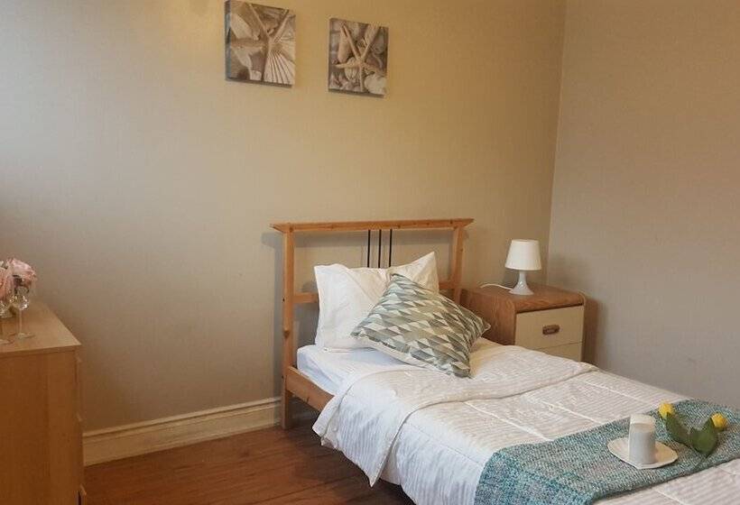 Kashaneh Hostel   25 Greenbriar