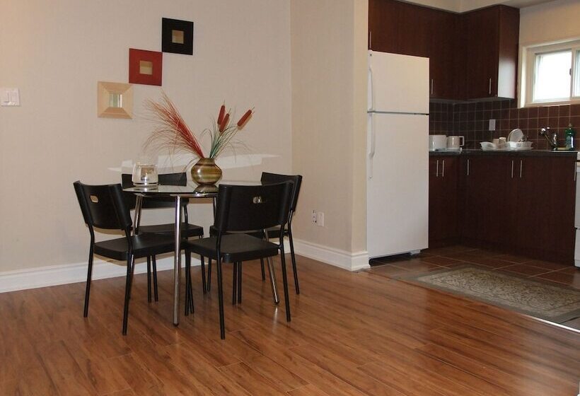 Kashaneh Hostel   25 Greenbriar