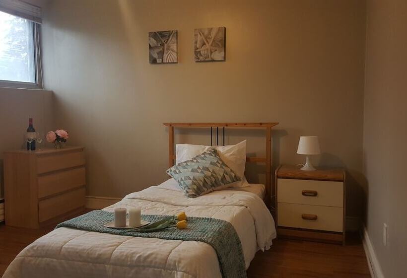 Kashaneh Hostel   25 Greenbriar