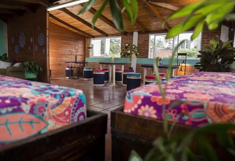 تختخواب و صبحانه Deportel Cali