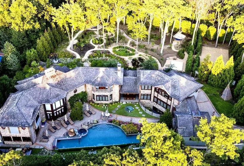 East Hampton Art House Bed And Breakfast