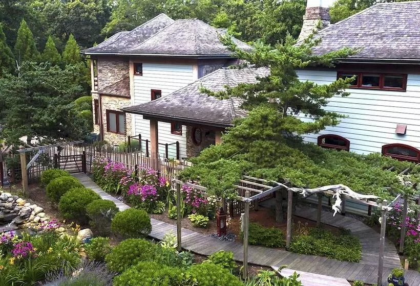 East Hampton Art House Bed And Breakfast