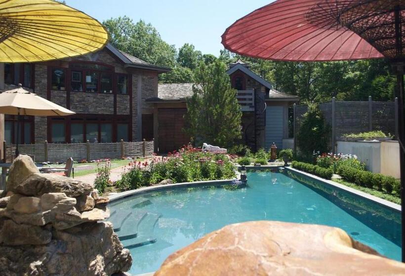 East Hampton Art House Bed And Breakfast