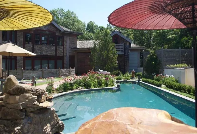 East Hampton Art House Bed And Breakfast