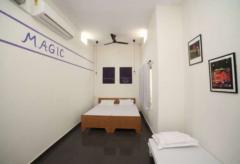 Roadhouse Hostel Varanasi