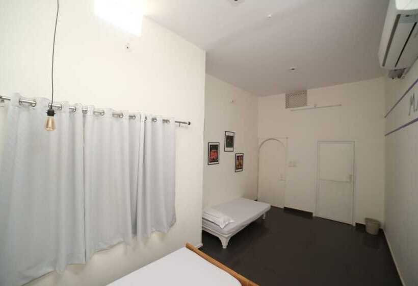 Roadhouse Hostel Varanasi