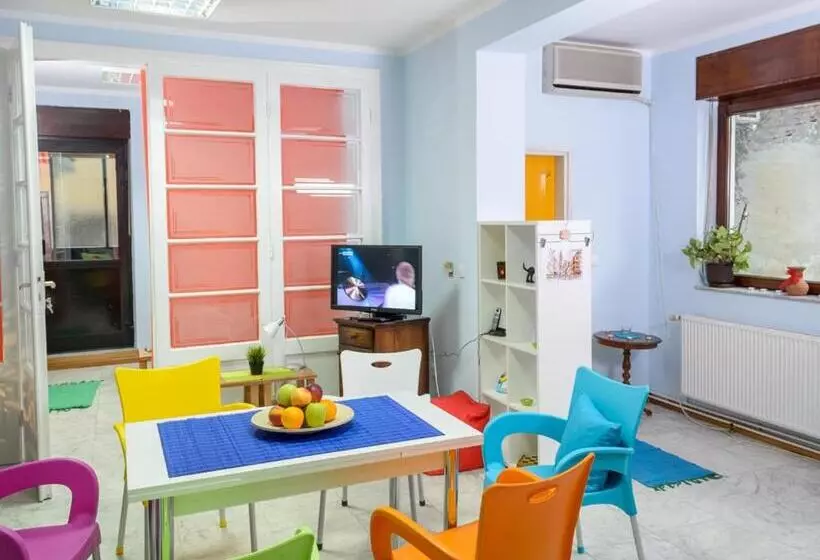 Hostel White Town