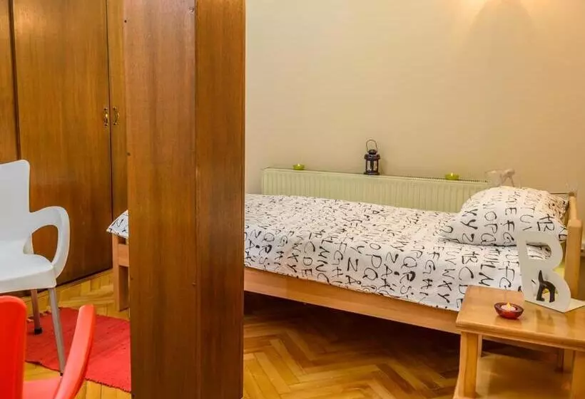 Hostel White Town