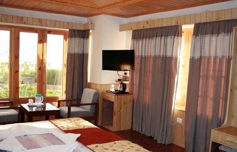 Hotelli Charu Palace