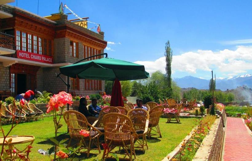 Hotelli Charu Palace