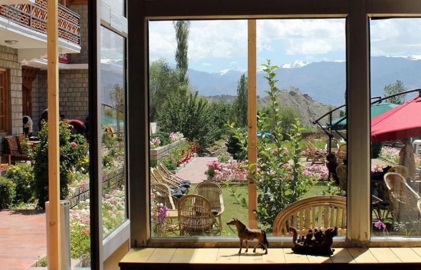 Hotelli Charu Palace