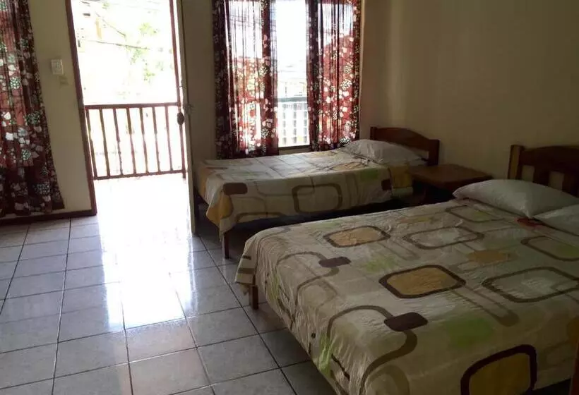 Hotelli Downtown Montezuma Hostel