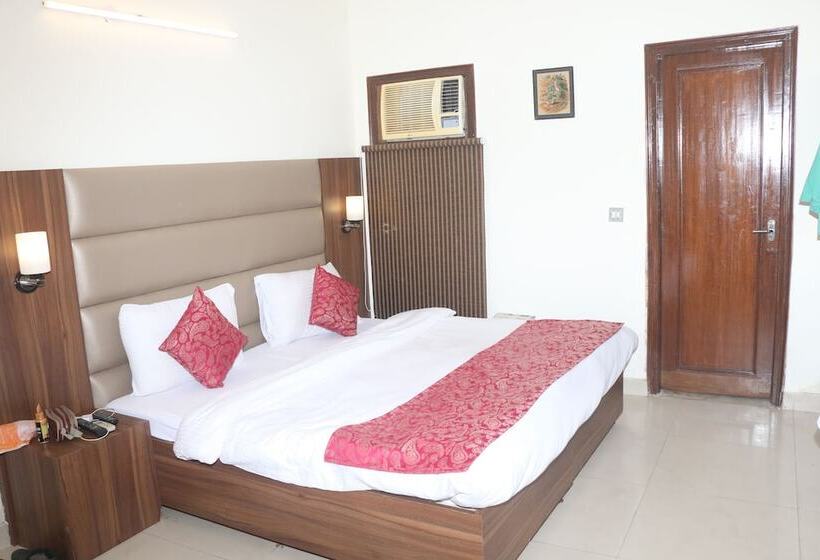 בית מלון כפרי The Paramont, Delhi
