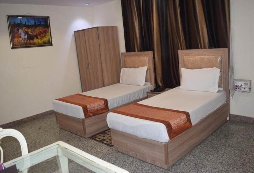 בית מלון כפרי The Paramont, Delhi