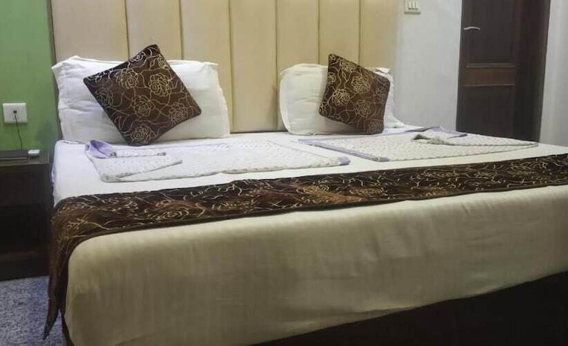 בית מלון כפרי The Paramont, Delhi