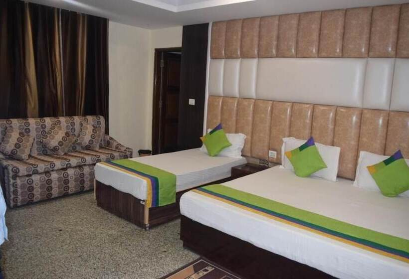 Hotel The Paramont, Delhi