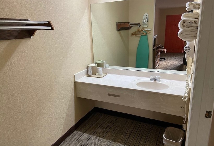 فندق على الطريق Ashwood Inn & Suites