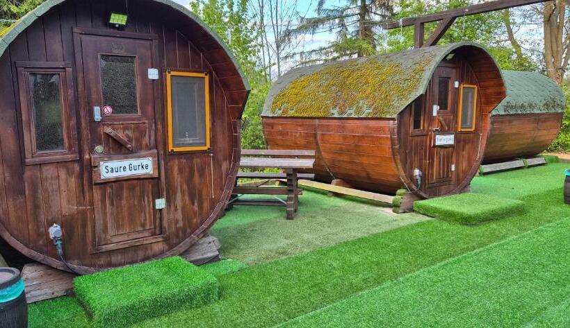 Mini Hotel übernachten Im Gurkenfass