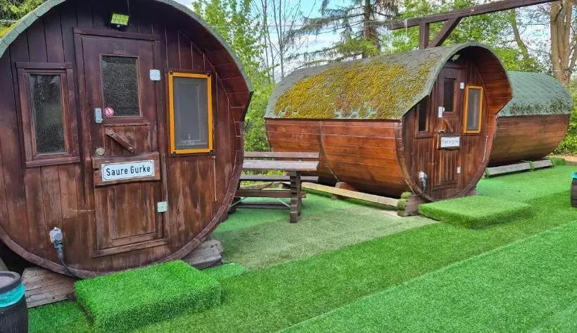 Mini Hotel übernachten Im Gurkenfass