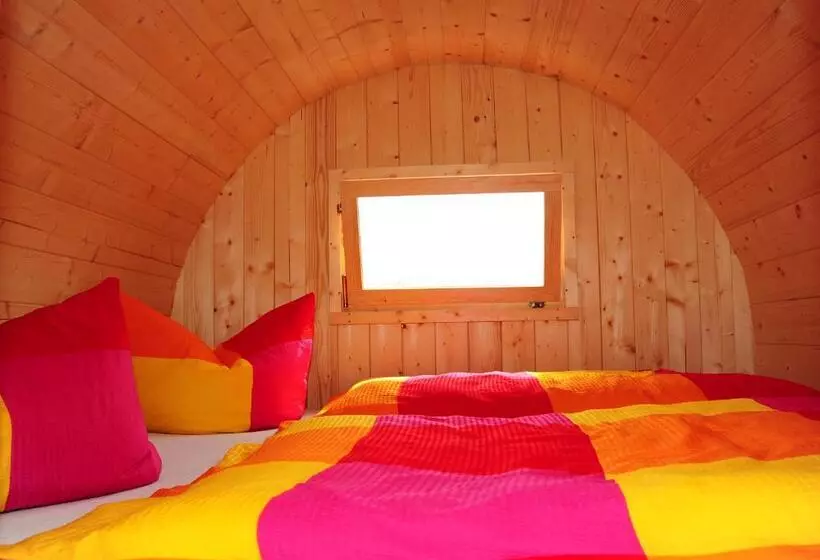 Mini Hotel übernachten Im Gurkenfass