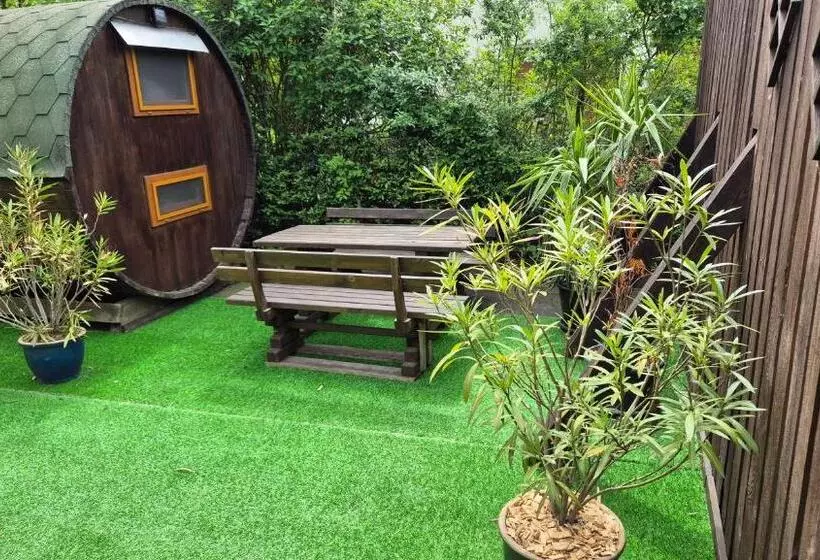 Mini Hotel übernachten Im Gurkenfass