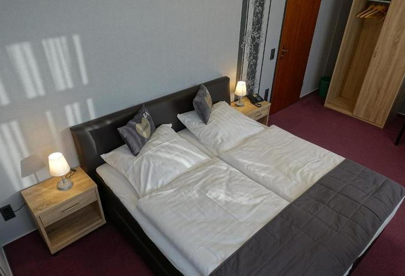 Отель Goldener Löwe Triebes