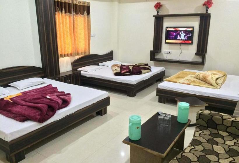 בית מלון כפרי Vrandavan Palace Near Mahakal Temple