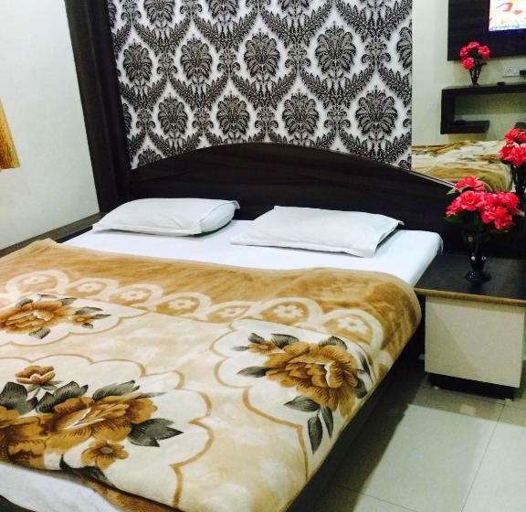 בית מלון כפרי Vrandavan Palace Near Mahakal Temple