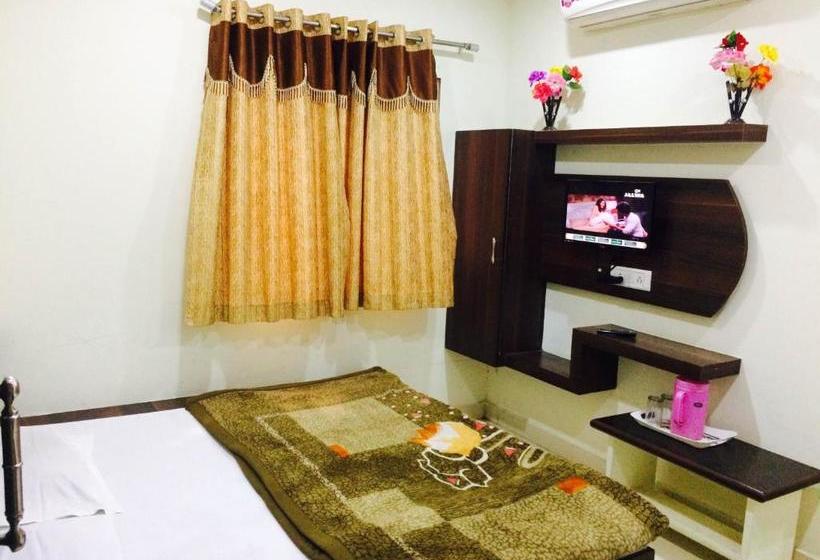 בית מלון כפרי Vrandavan Palace Near Mahakal Temple