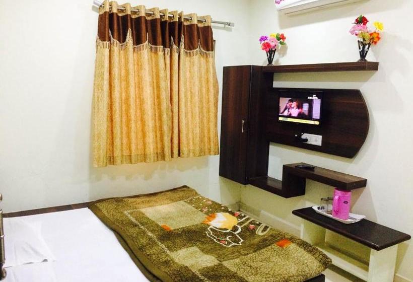 בית מלון כפרי Vrandavan Palace Near Mahakal Temple