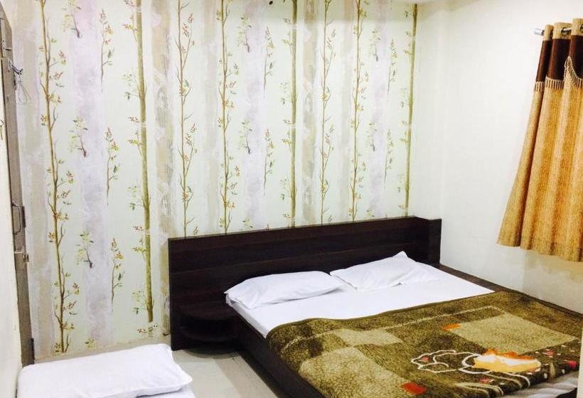 בית מלון כפרי Vrandavan Palace Near Mahakal Temple