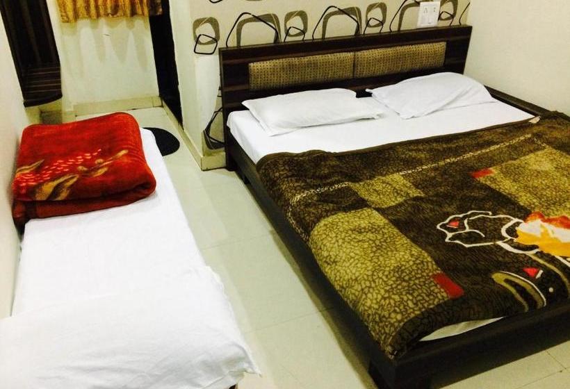 בית מלון כפרי Vrandavan Palace Near Mahakal Temple