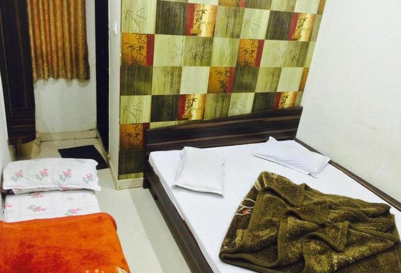 בית מלון כפרי Vrandavan Palace Near Mahakal Temple