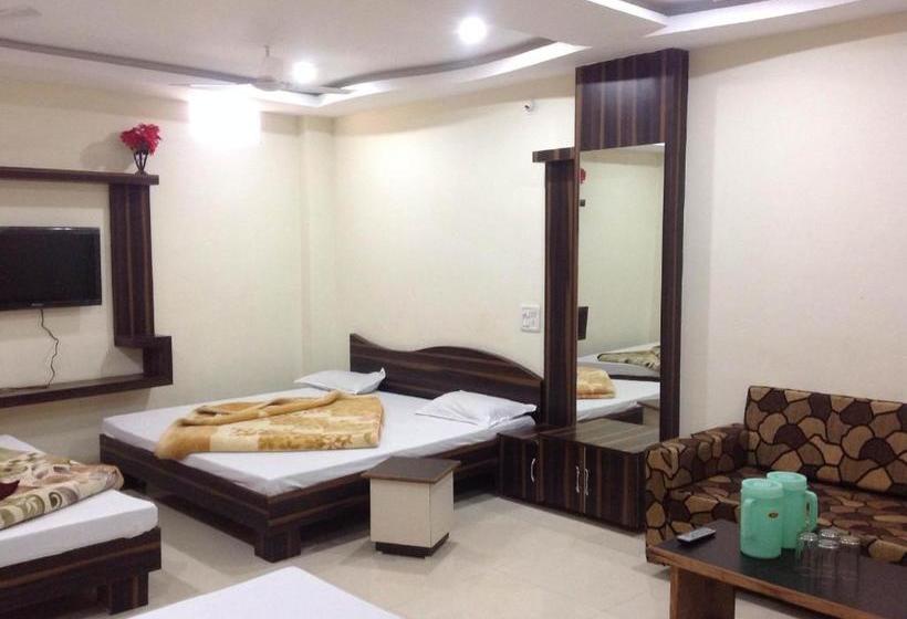 בית מלון כפרי Vrandavan Palace Near Mahakal Temple