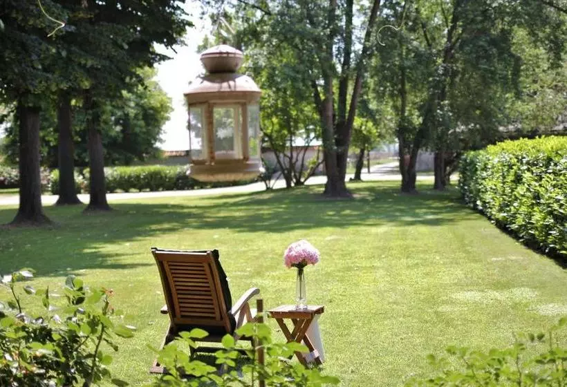 Aamiaismajoitus (B&B) Tenuta Ajrale