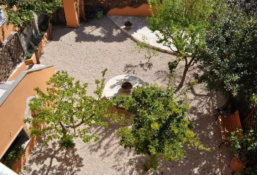 تختخواب و صبحانه Il Giardinetto