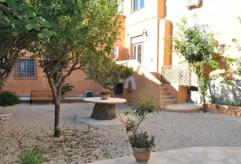 تختخواب و صبحانه Il Giardinetto