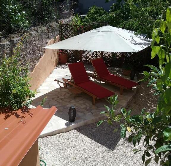 تختخواب و صبحانه Il Giardinetto